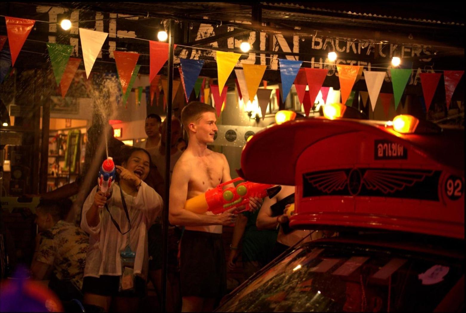 The Cabin Backpackers Hostel & Bar Chiang Mai Exteriör bild